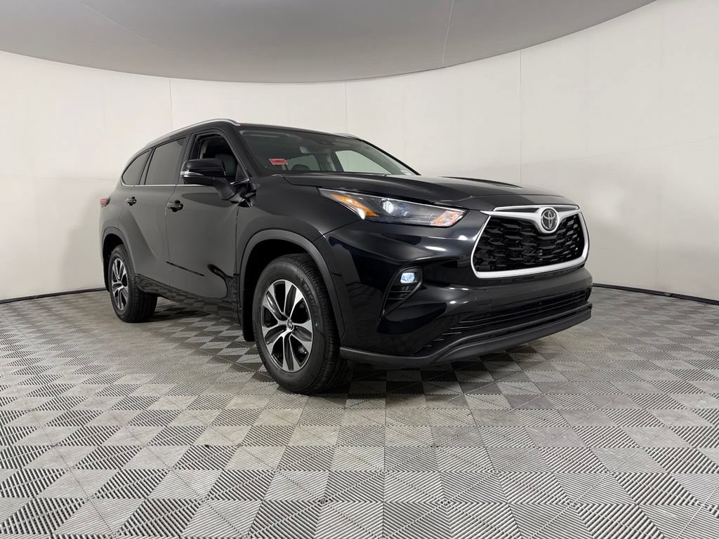 Used 2026 Toyota Highlander XLE AWD/4WD image 2