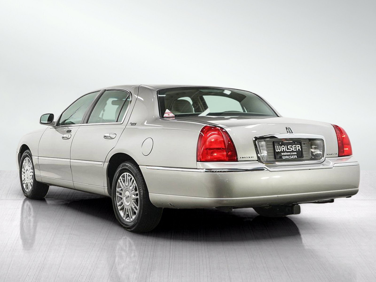 Used 2006 Lincoln Town Car Signature Limited RWD image 3