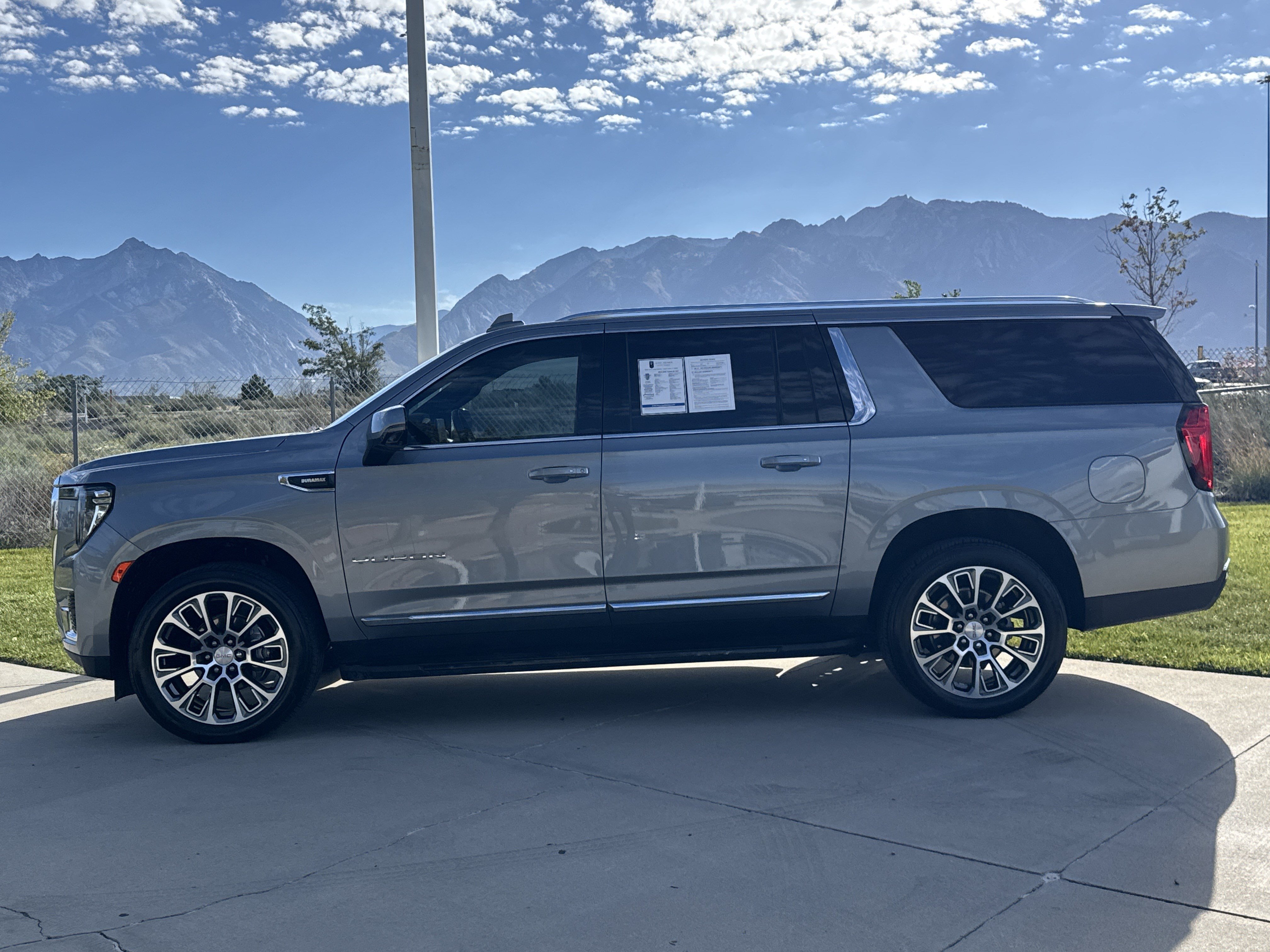 Used 2023 GMC Yukon XL SLT w/ SLT Premium Package AWD/4WD image 2