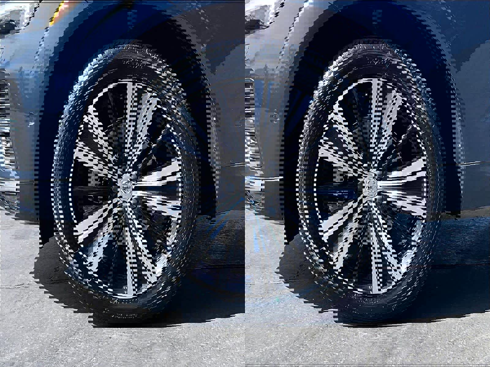 Used 2023 Volvo XC60 B5 Ultimate w/ Protection Package Premier image 12