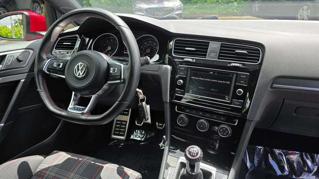 Used 2018 Volkswagen Golf 4-Door FWD image 12