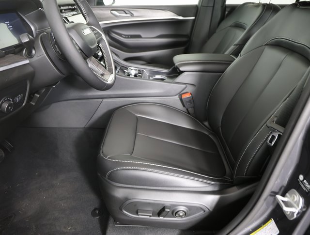 New 2025 Jeep Grand Cherokee Limited w/ Black Appearance Package image 13