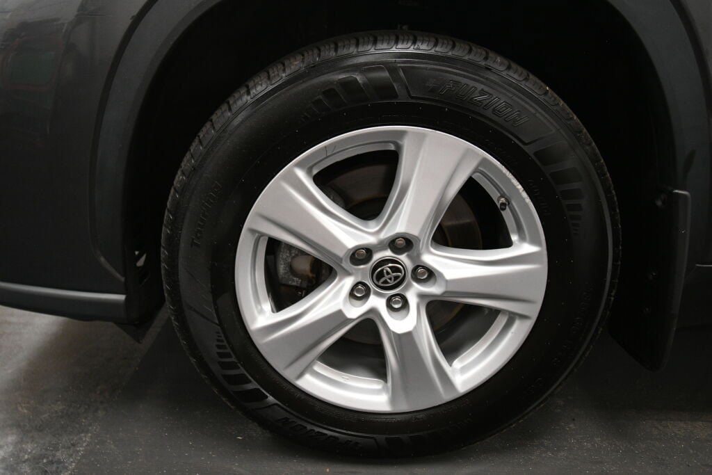Used 2023 Toyota Highlander LE FWD image 35
