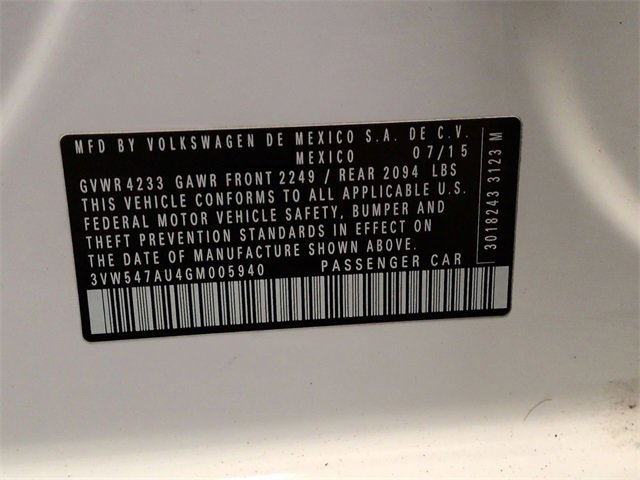 Used 2016 Volkswagen Golf S image 32