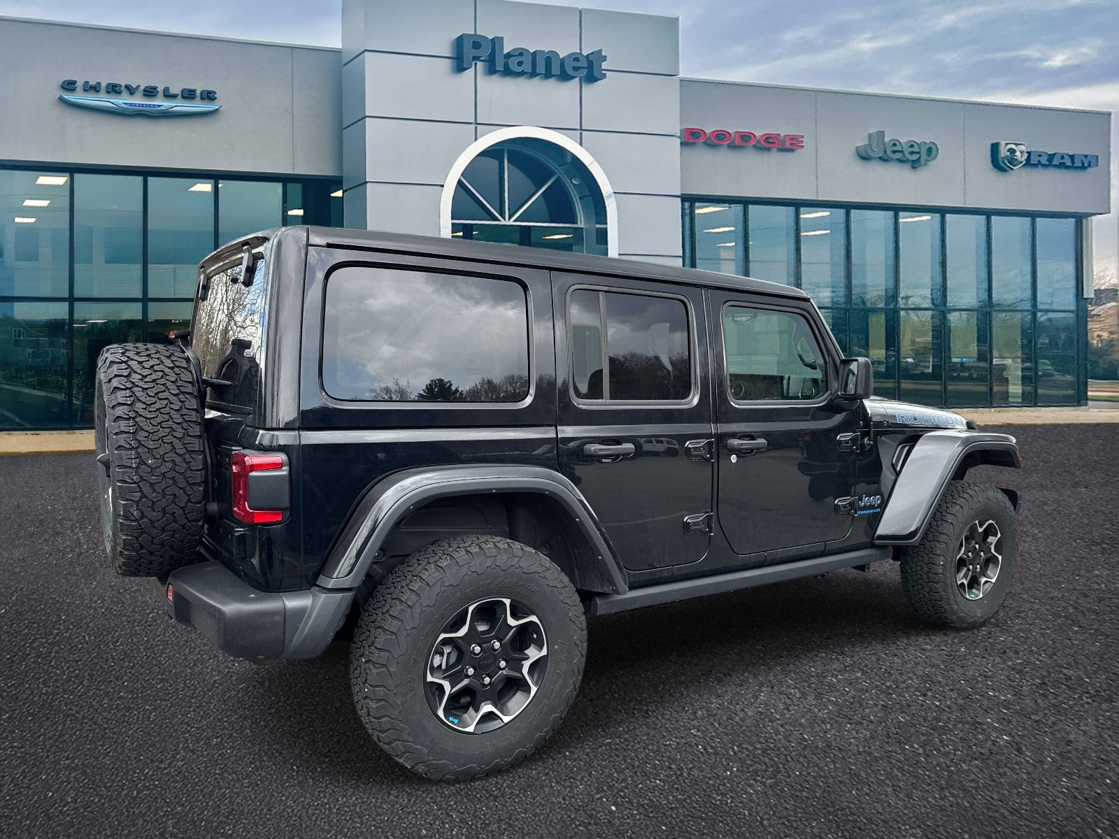 Used 2023 Jeep Wrangler Unlimited Rubicon 4xe w/ Steel Bumper Group AWD/4WD image 3