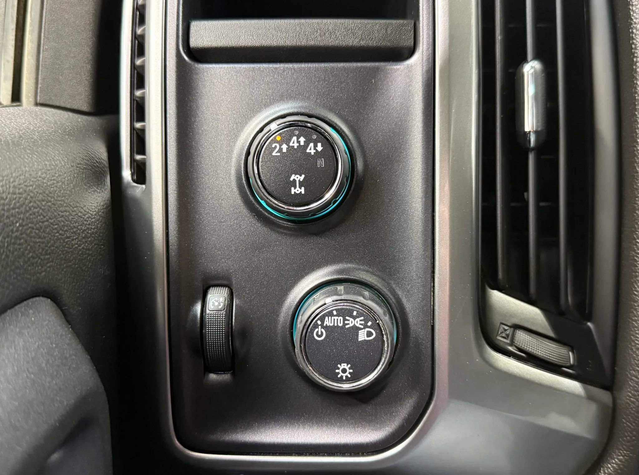 Used 2018 Chevrolet Silverado 2500 LT AWD/4WD image 26