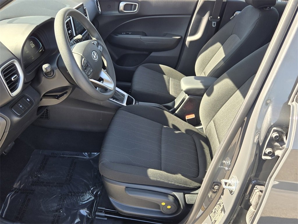 Certified 2025 Hyundai Venue SE image 11