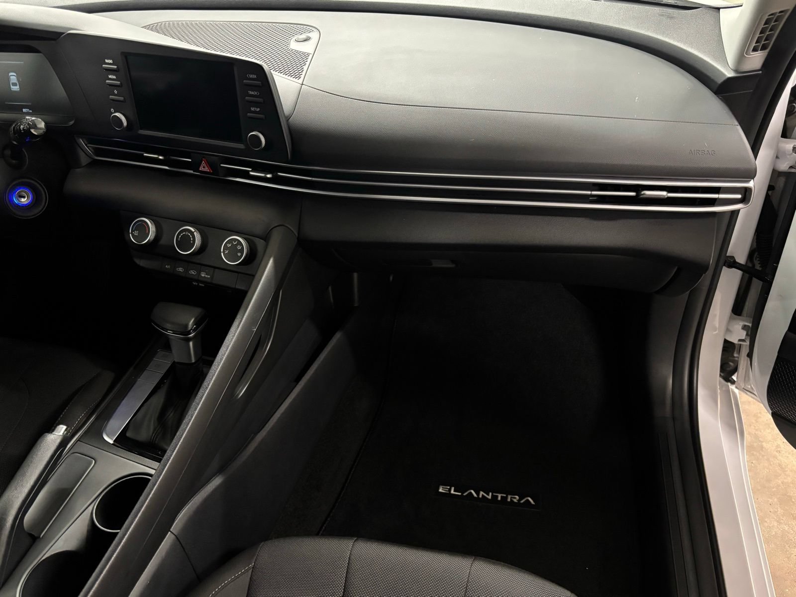 Certified 2025 Hyundai Elantra SE FWD image 14