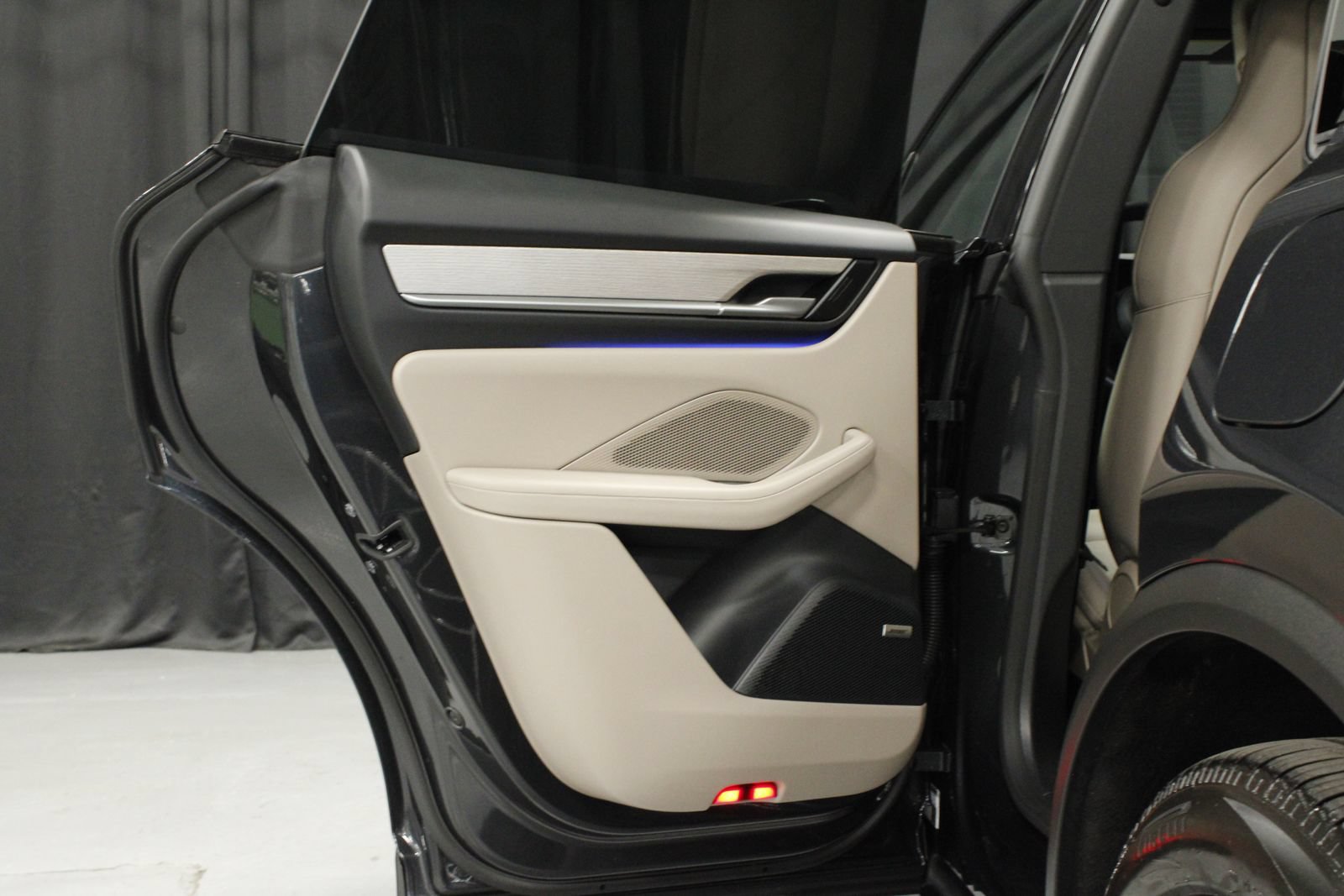 Certified 2025 Porsche Macan 4 Electric AWD/4WD image 16