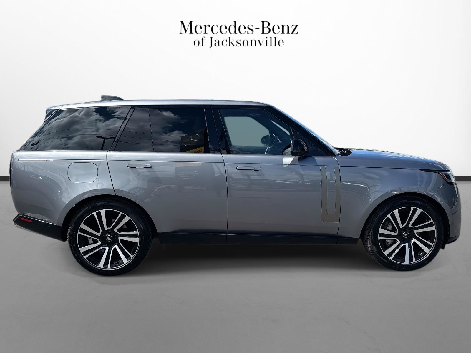 Used 2023 Land Rover Range Rover SE AWD/4WD image 2