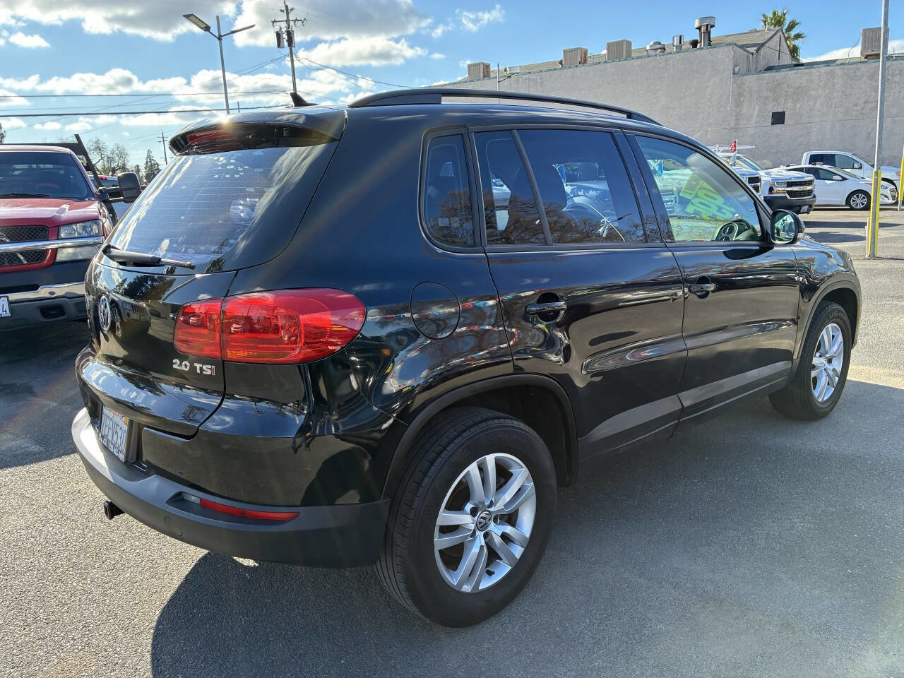 Used 2015 Volkswagen Tiguan S image 2