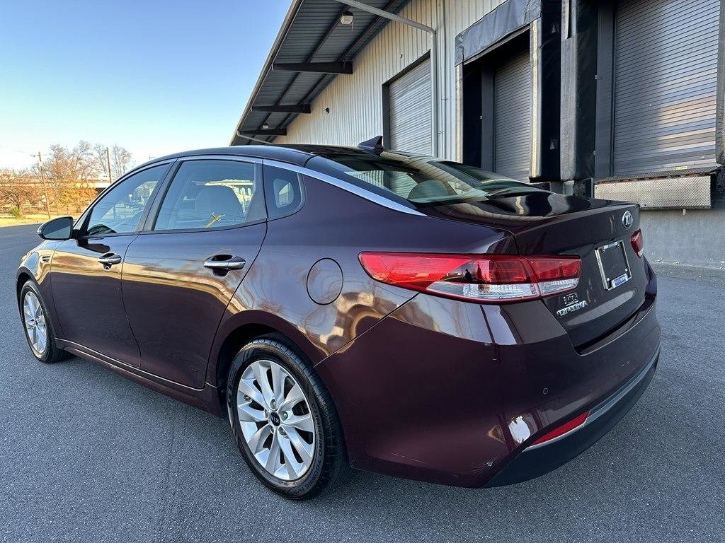 Used 2018 Kia Optima LX w/ 17" Alloy Wheels Package FWD image 3