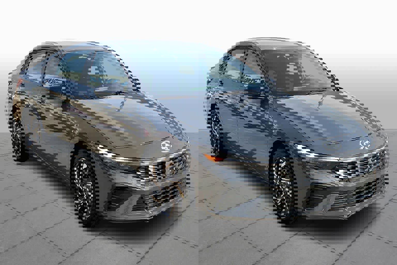 Used 2025 Hyundai Elantra Sport image 3