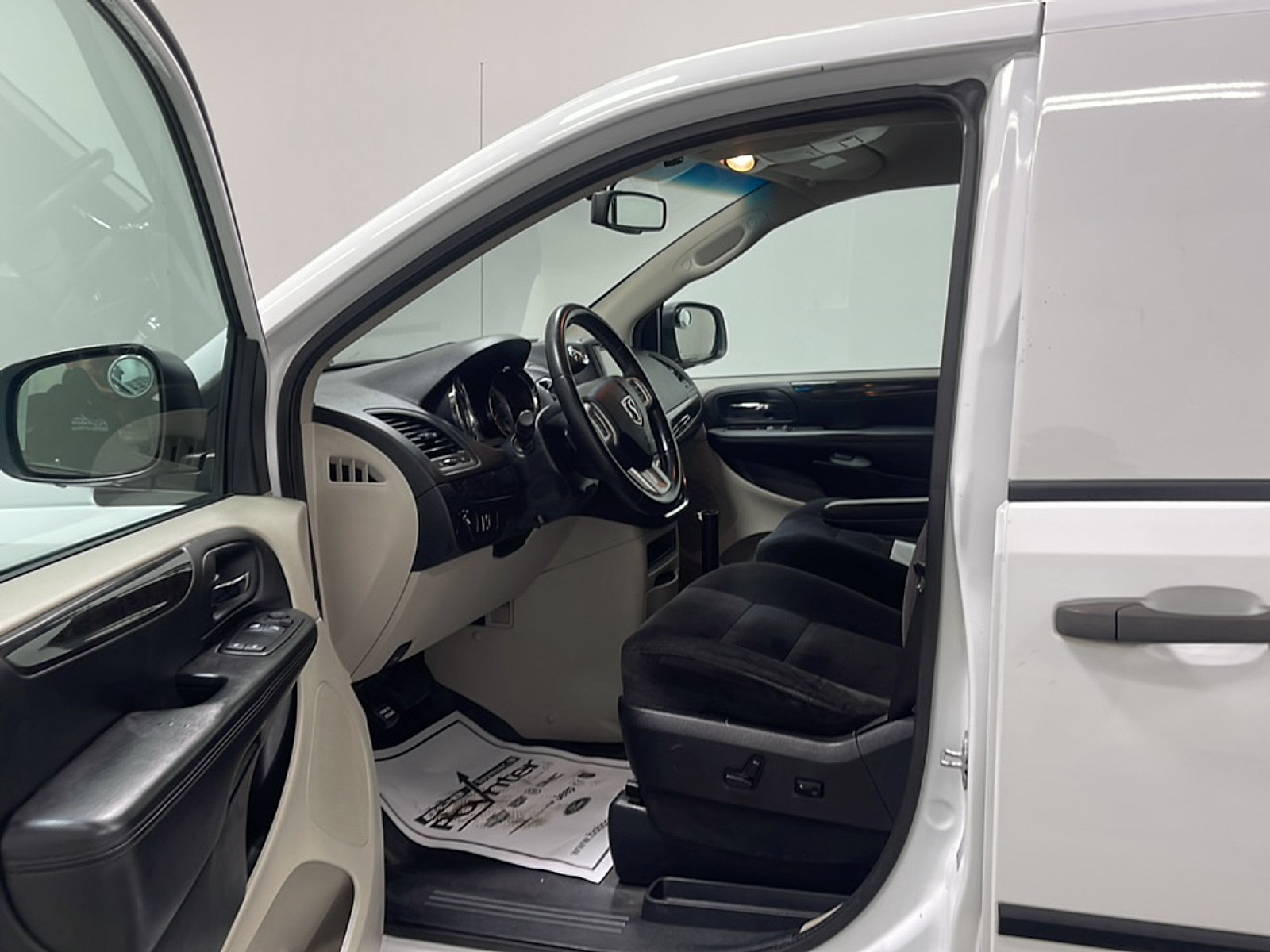 Used 2014 RAM C/V Tradesman w/ UConnect Hands-Free Group FWD image 2