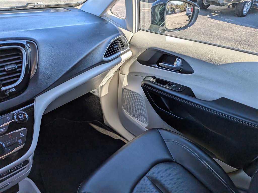 Used 2024 Chrysler Pacifica Touring-L image 16
