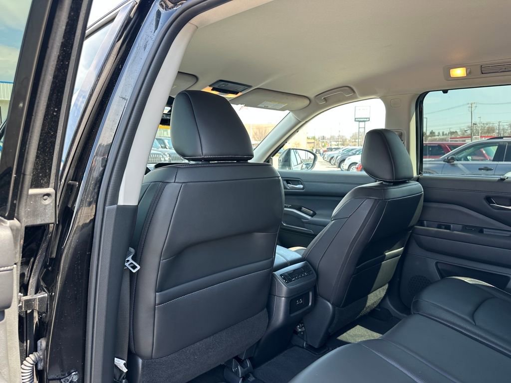 Used 2025 Nissan Pathfinder SL AWD/4WD image 9