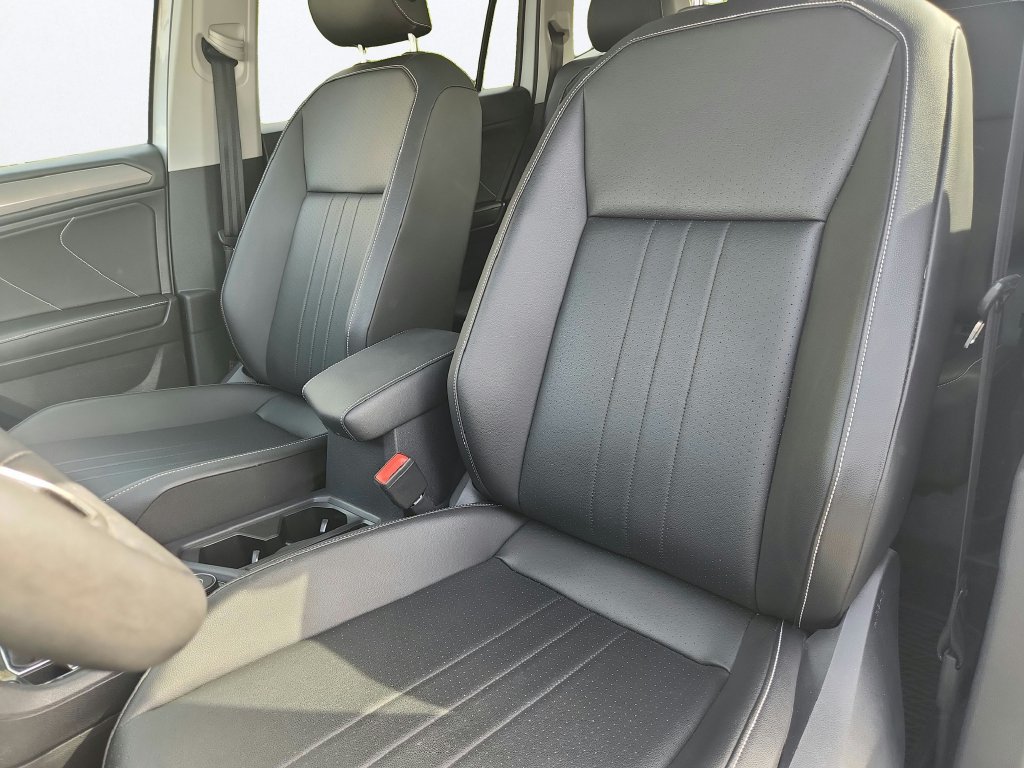 Certified 2022 Volkswagen Tiguan SE w/ Panoramic Sunroof Package AWD/4WD image 11