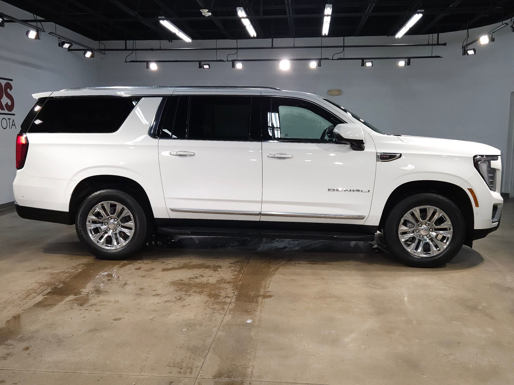 Used 2025 GMC Yukon XL Denali AWD/4WD image 8
