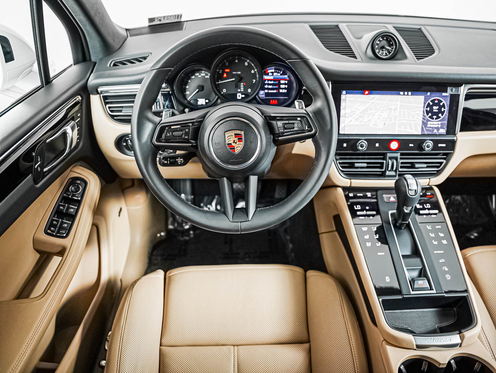 Certified 2026 Porsche Macan AWD/4WD image 16