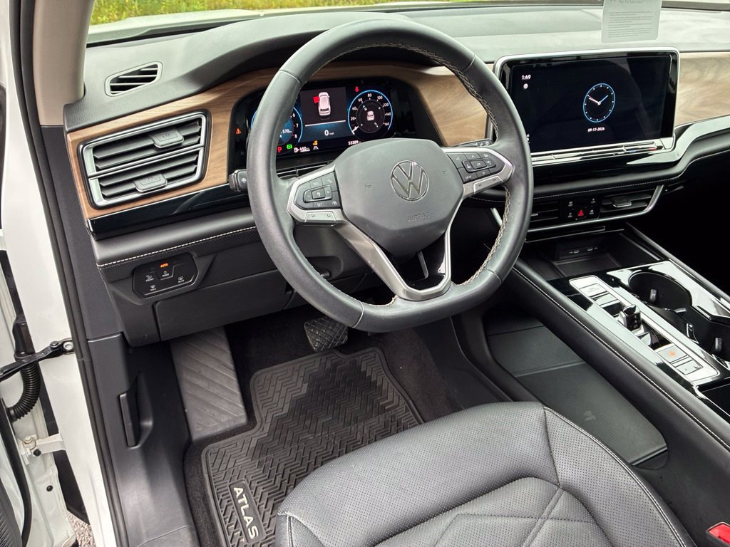 Used 2024 Volkswagen Atlas SE AWD/4WD image 16
