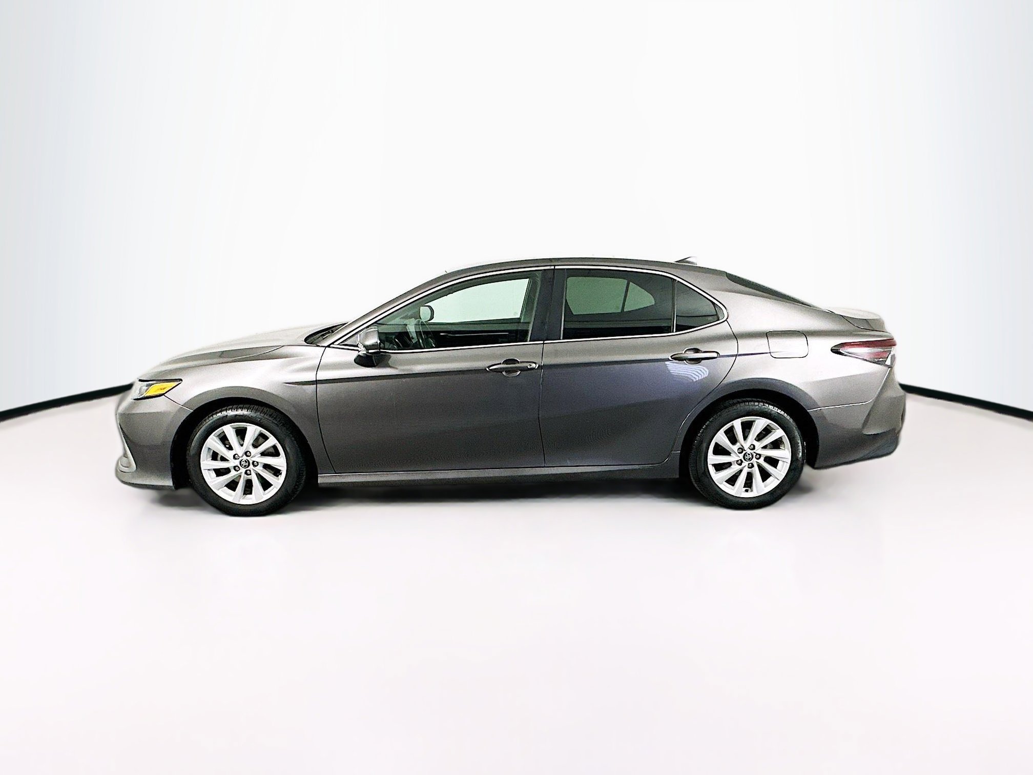 Used 2021 Toyota Camry LE image 4