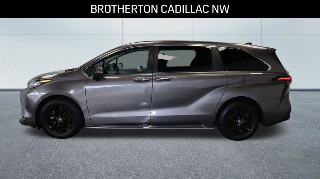 Used 2022 Toyota Sienna XLE AWD/4WD image 2