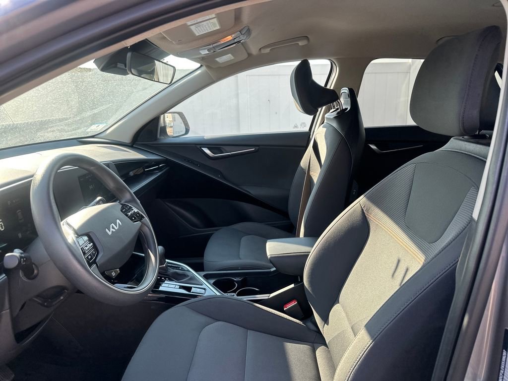 Used 2025 Kia Niro LX image 10
