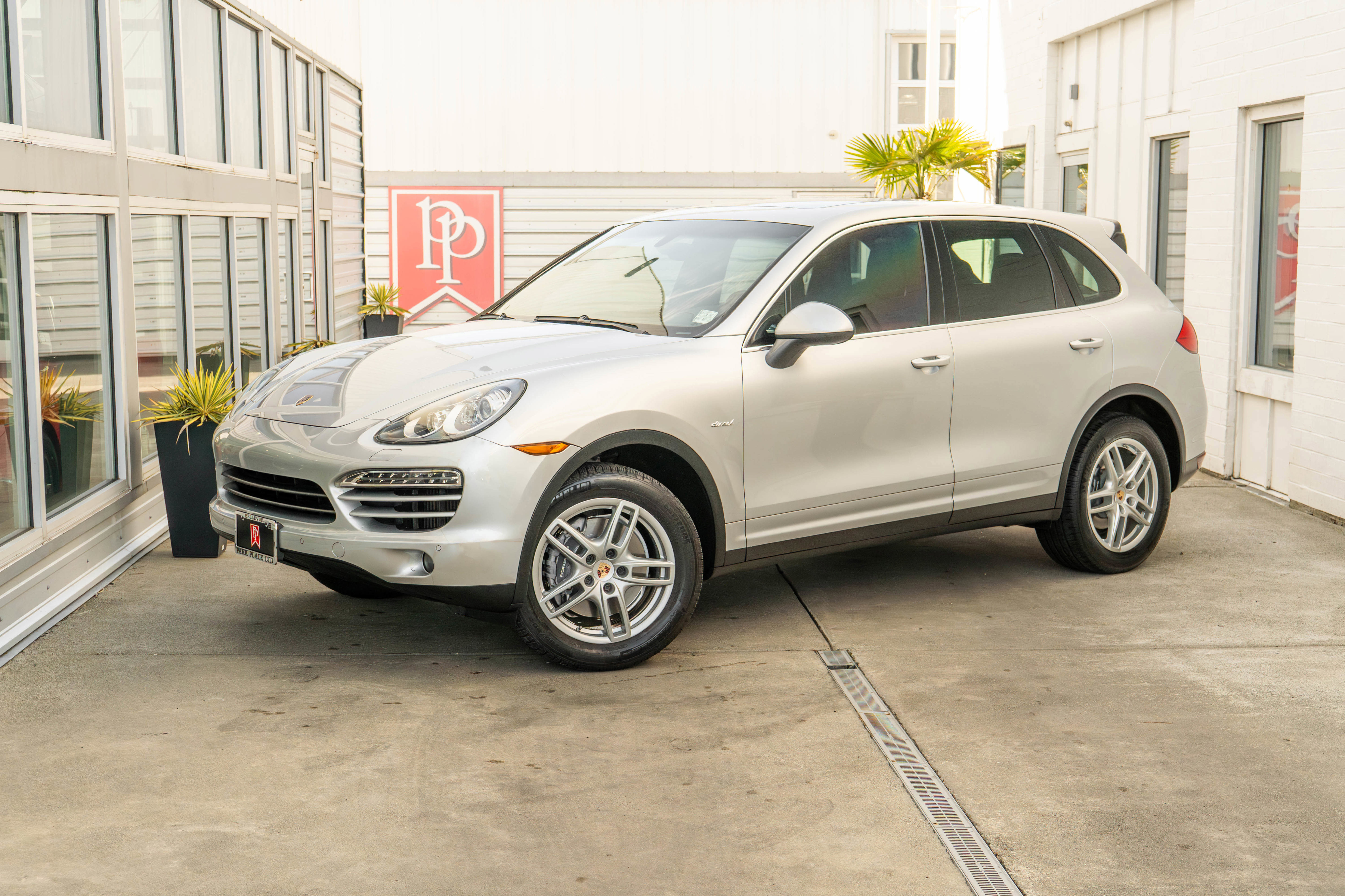 Used 2013 Porsche Cayenne Diesel AWD/4WD image 2