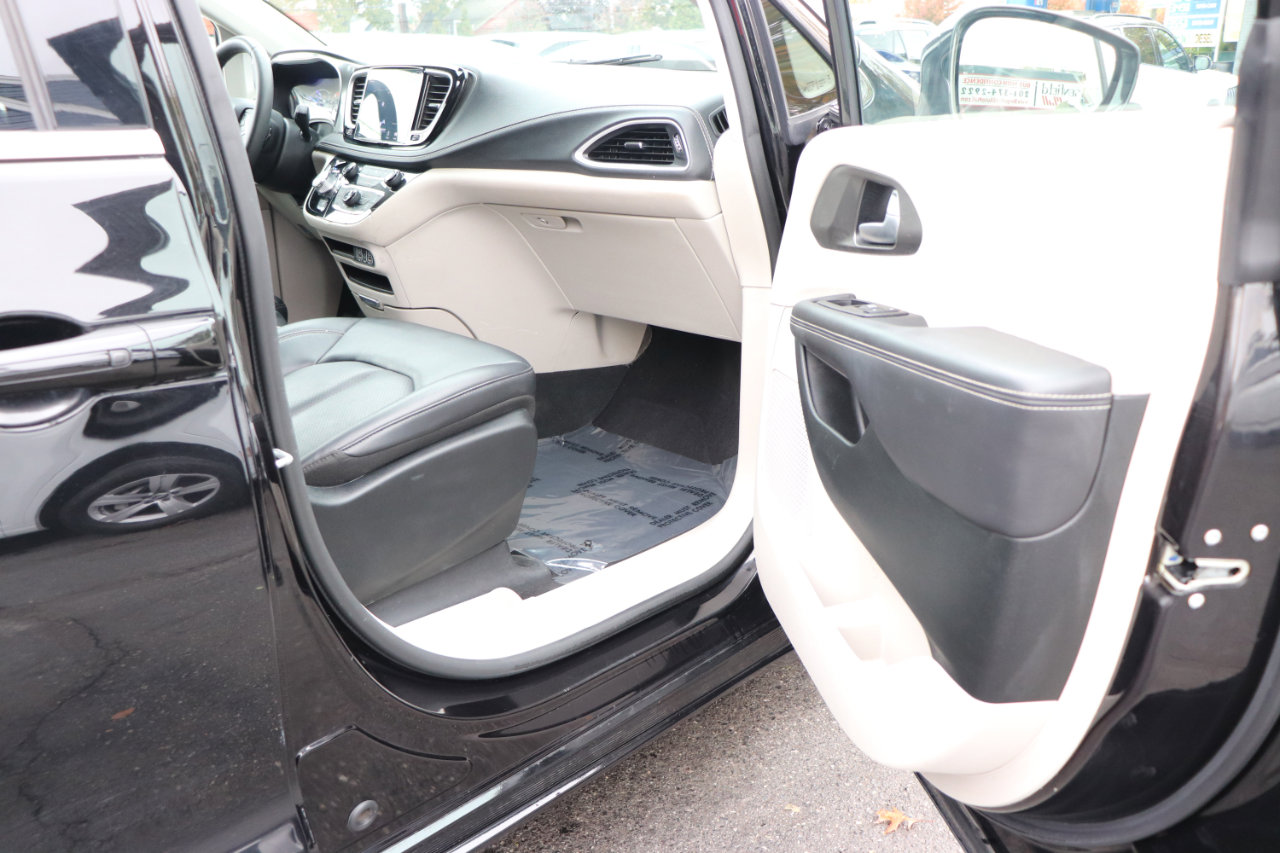 Used 2024 Chrysler Pacifica Limited image 17