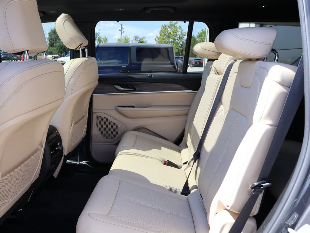 Used 2023 Jeep Grand Cherokee L Limited w/ Luxury Tech Group II AWD/4WD image 18