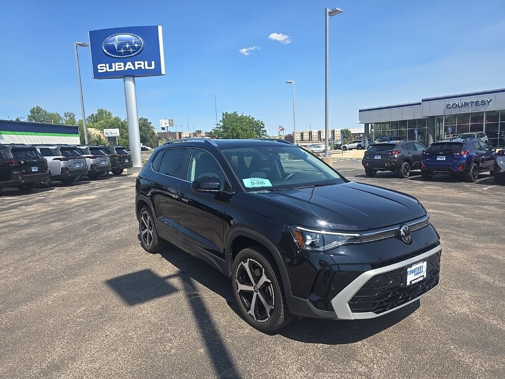 Used 2025 Volkswagen Taos SEL AWD/4WD image 2