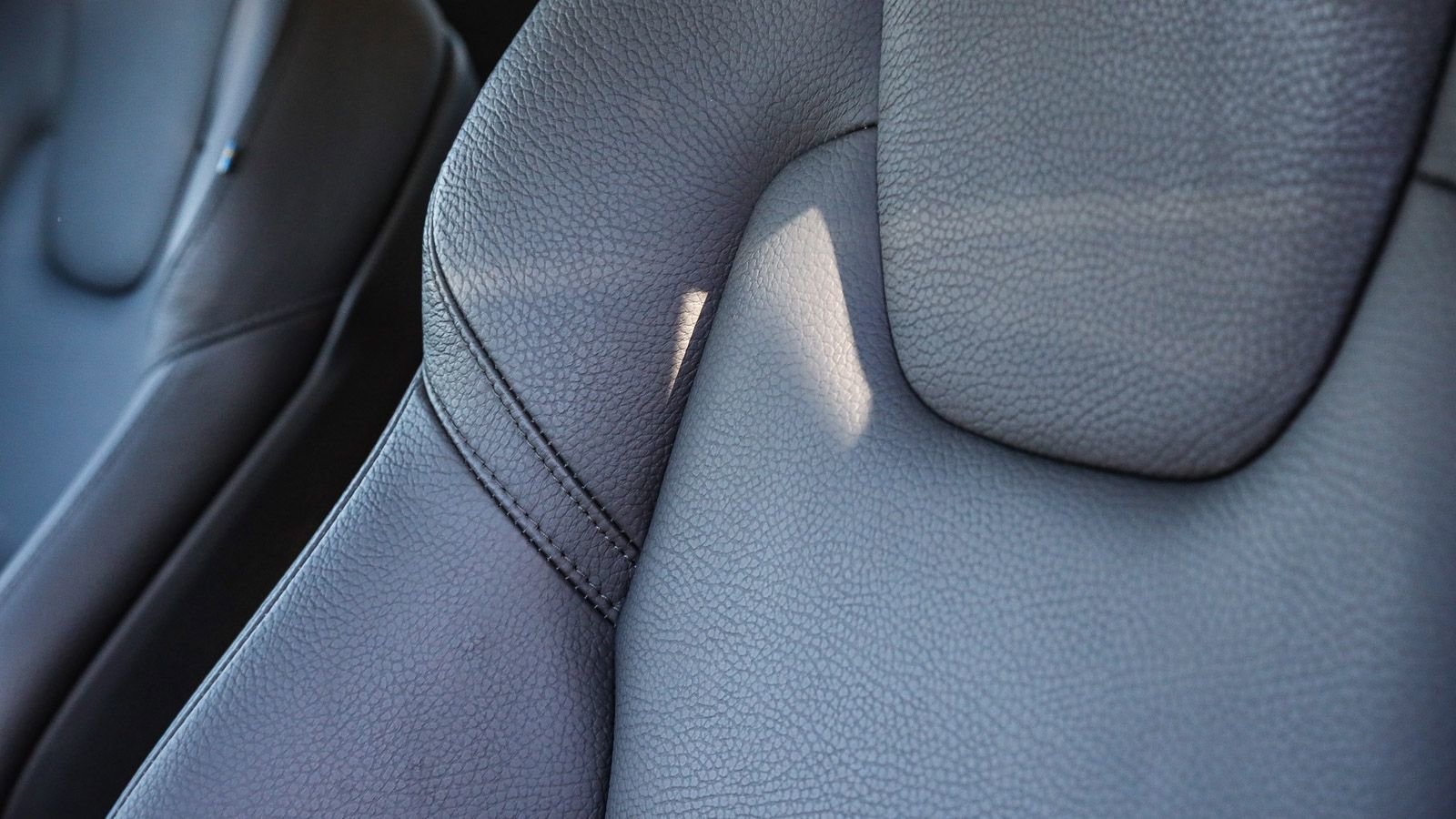 Used 2025 Volvo XC60 B5 Plus image 21