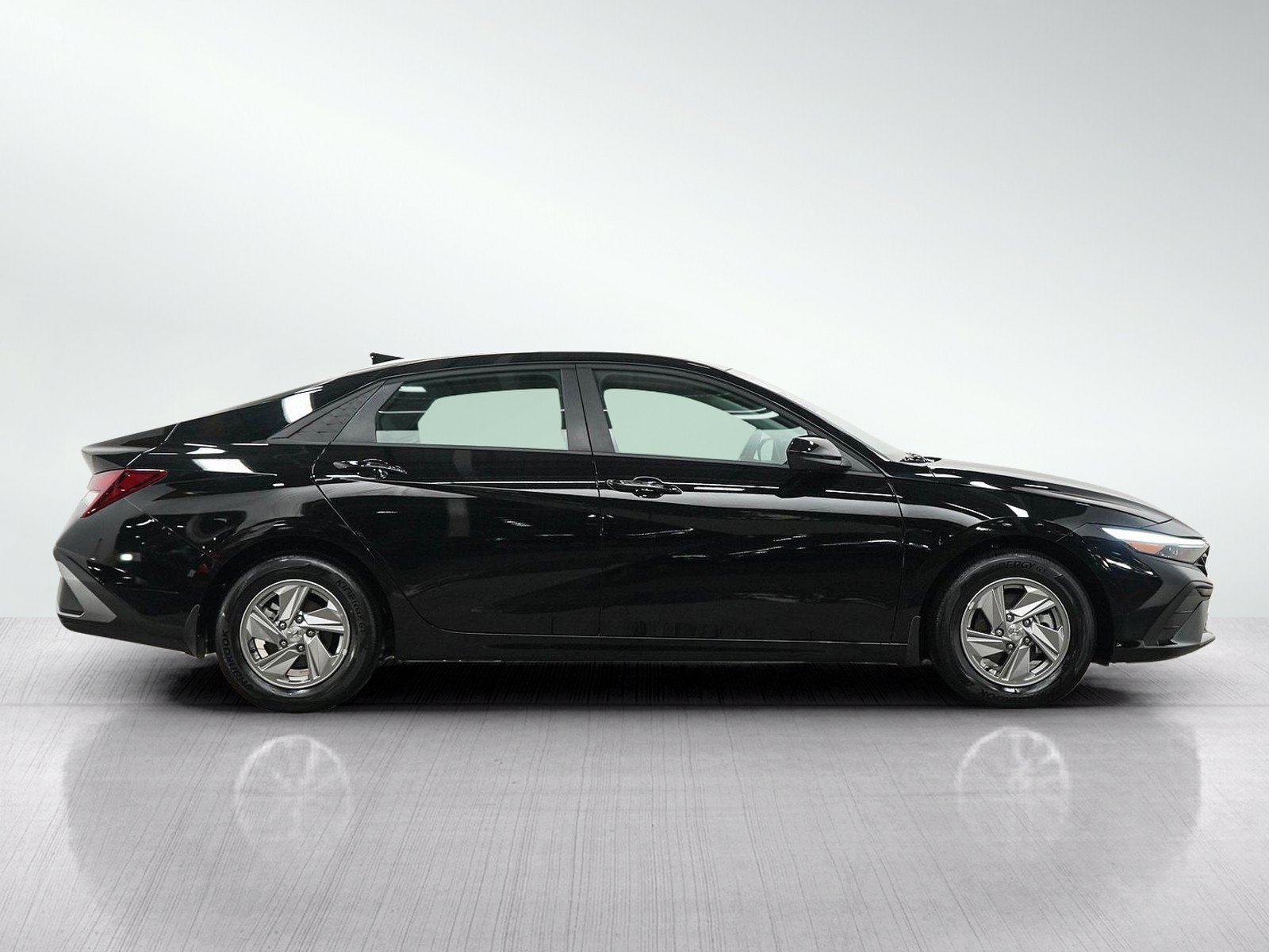 Used 2026 Hyundai Elantra SE FWD image 6