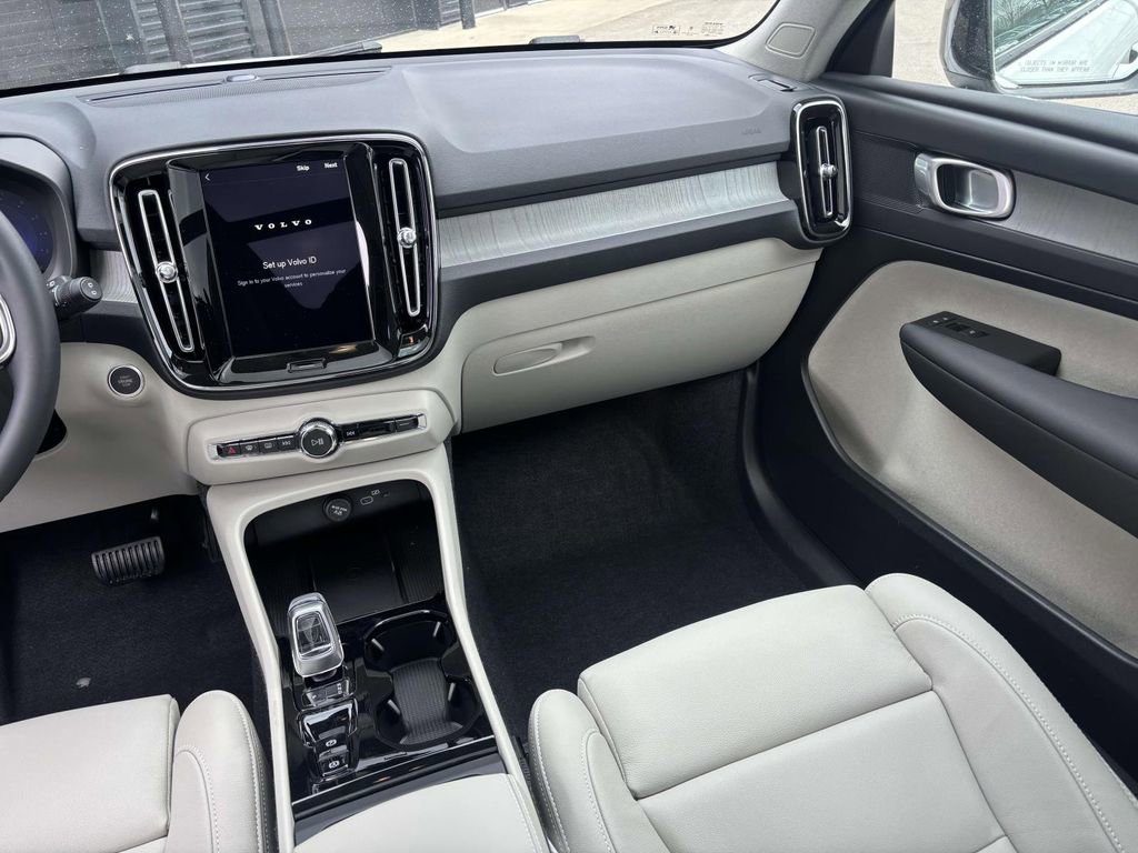 Used 2025 Volvo XC40 B5 Plus w/ Protection Package Premier image 31