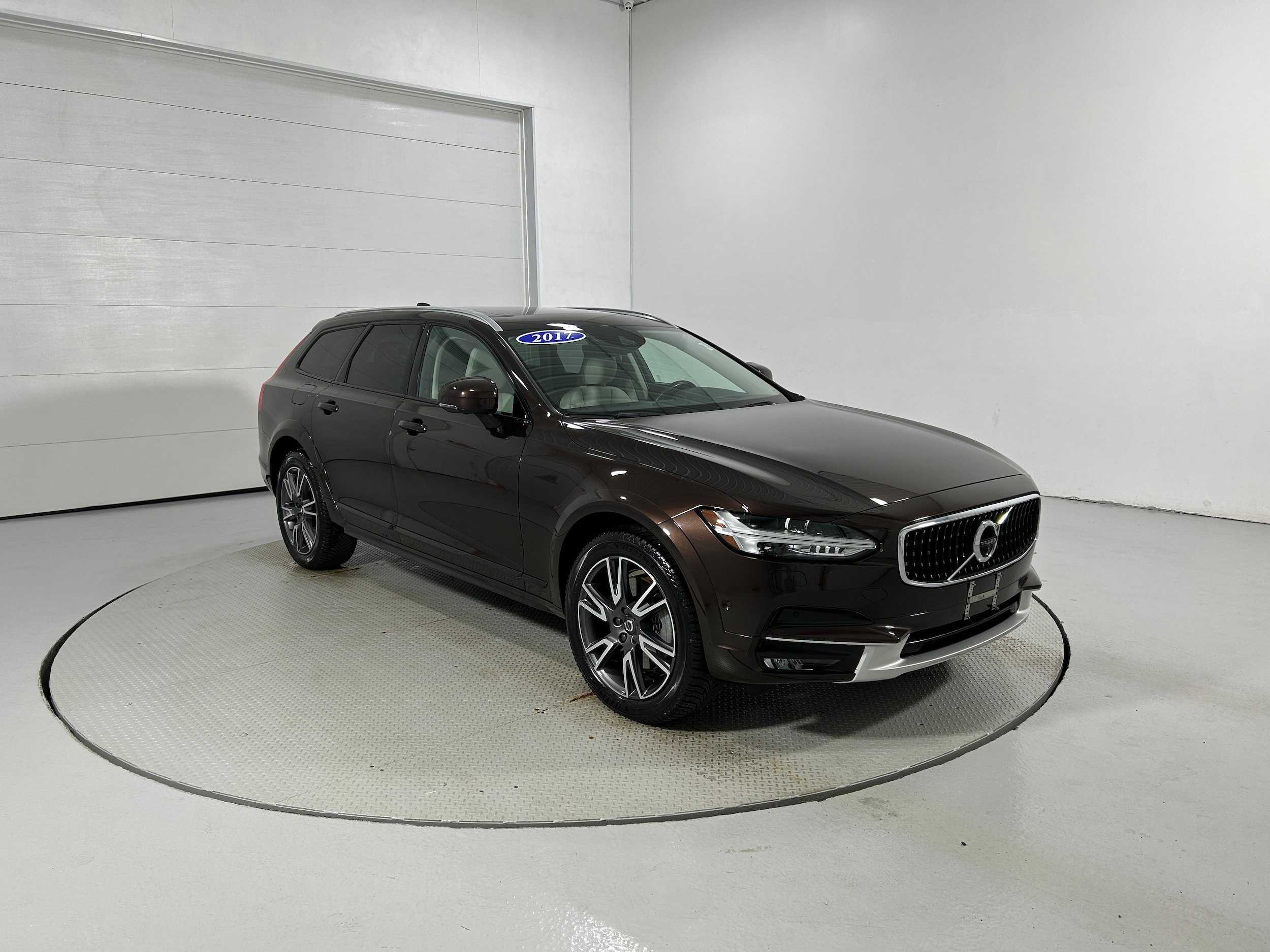 Used 2017 Volvo V90 T6 Cross Country image 2