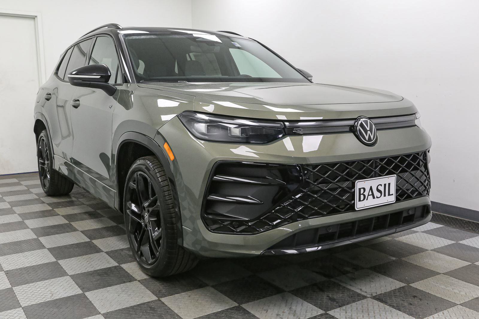 New 2026 Volkswagen Tiguan SE R-Line image 2