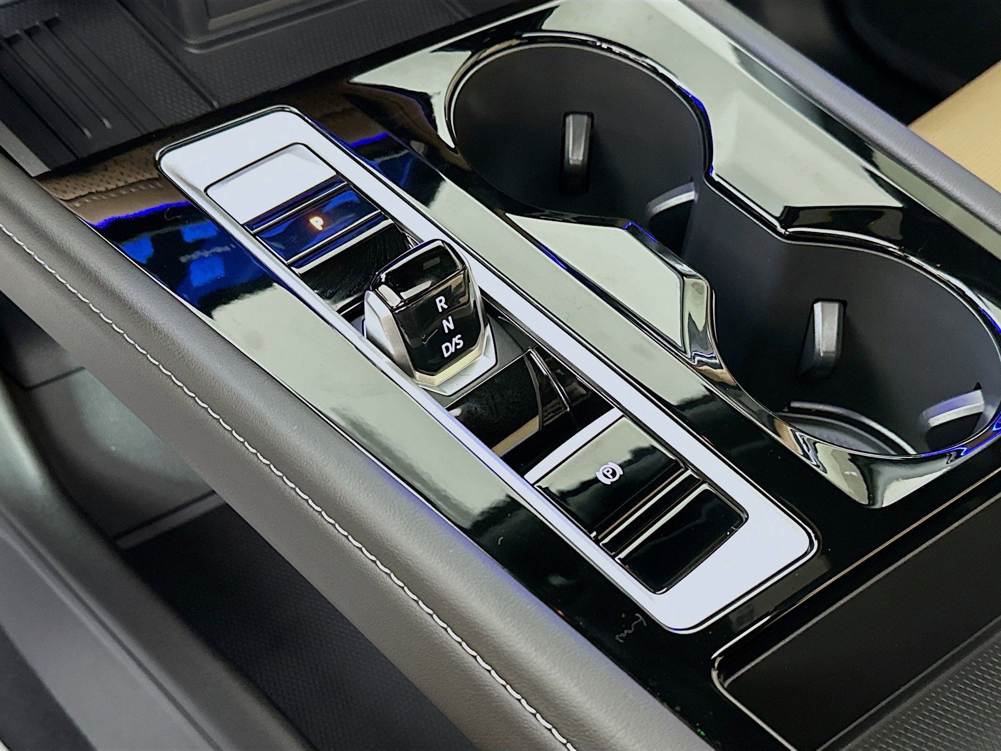 Used 2025 Volkswagen Atlas Cross Sport SEL R-Line image 17