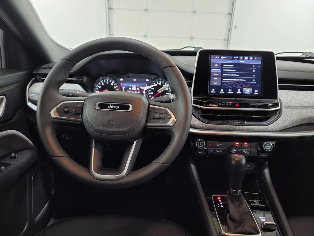 Used 2025 Jeep Compass Latitude AWD/4WD image 12