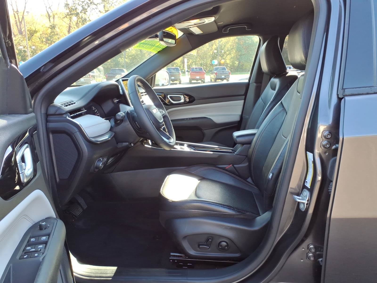Certified 2023 Jeep Compass Limited AWD/4WD image 13