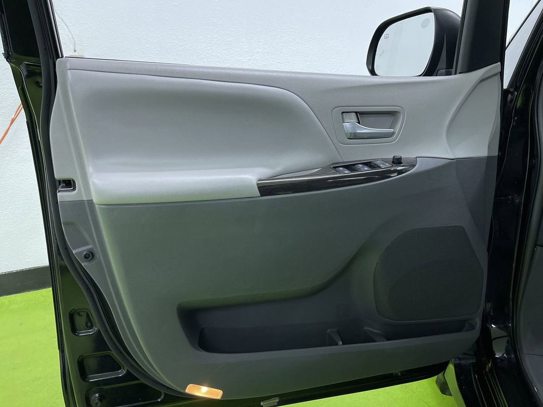 Used 2019 Toyota Sienna XLE w/ XLE Navigation Package image 15