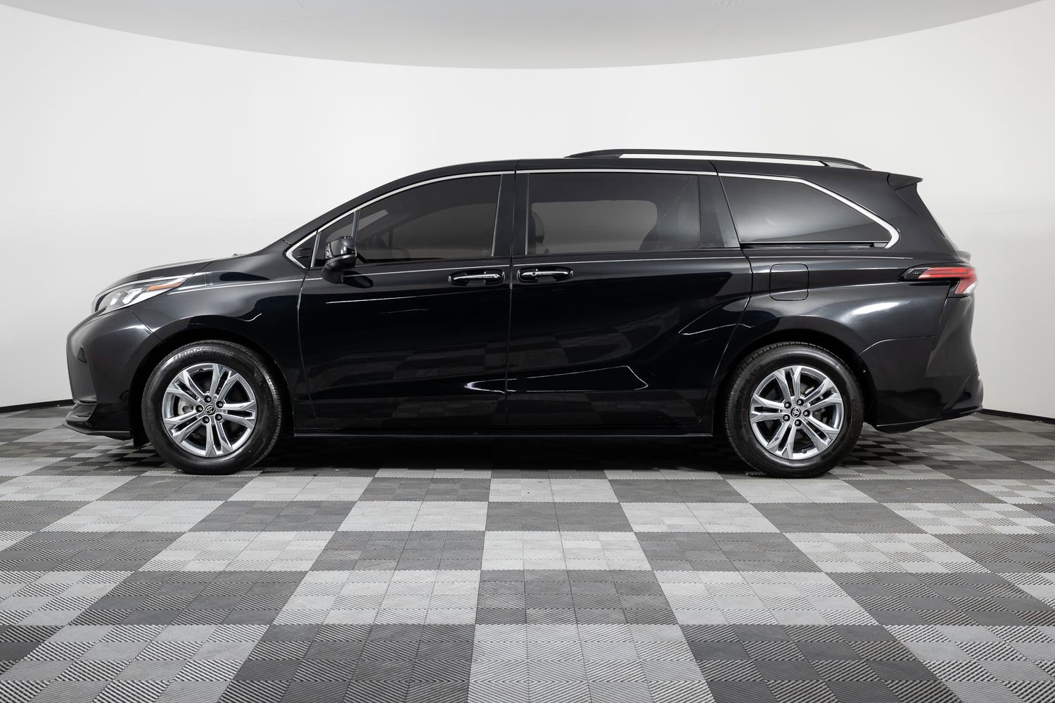 Used 2022 Toyota Sienna XSE w/ XSE Plus Package image 3
