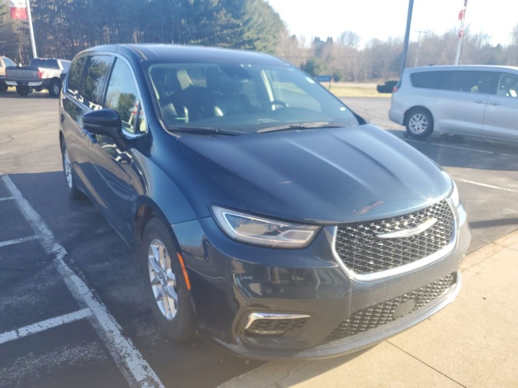 Used 2023 Chrysler Pacifica Touring-L image 2