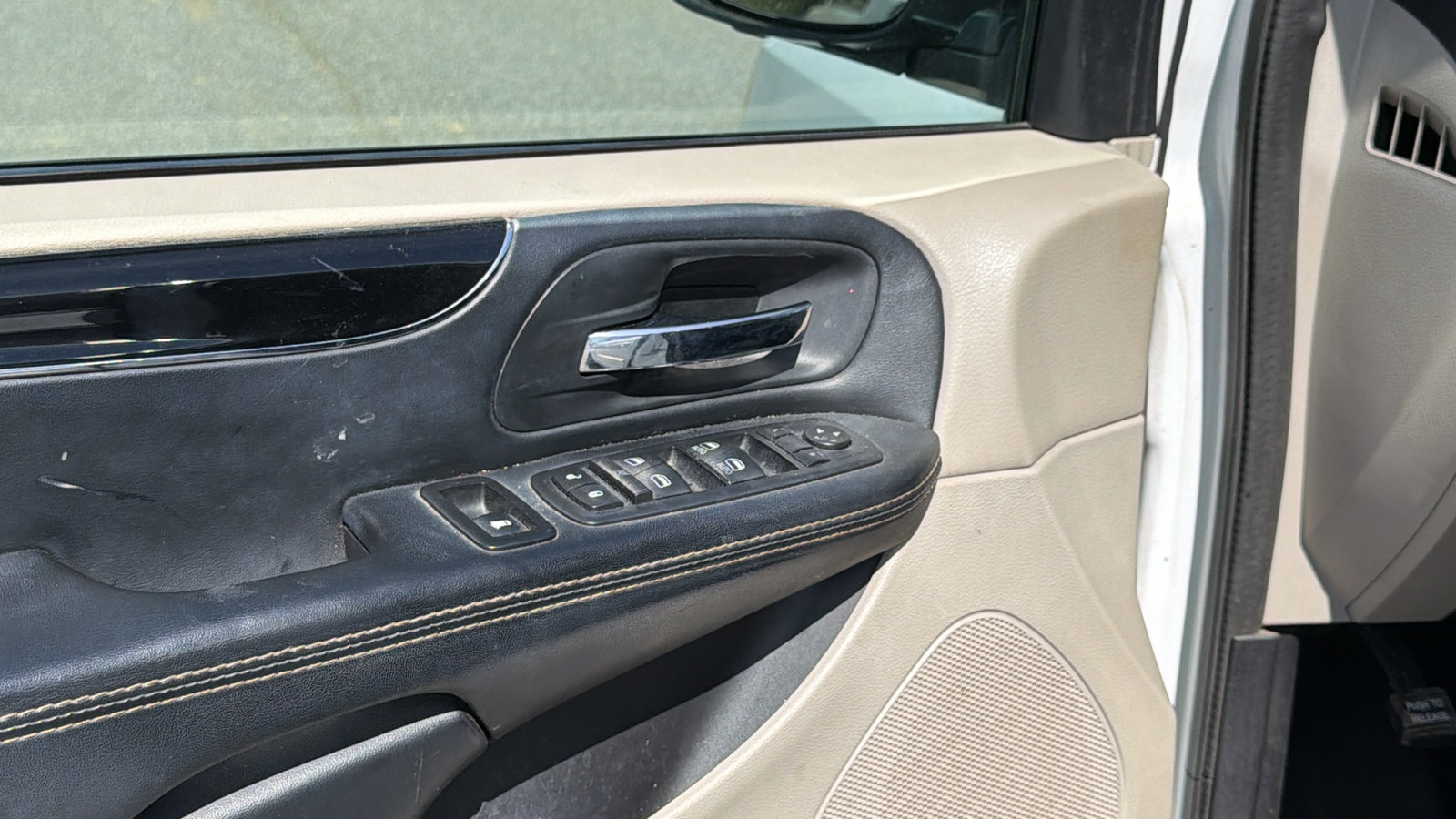 Used 2016 Dodge Grand Caravan SXT image 15