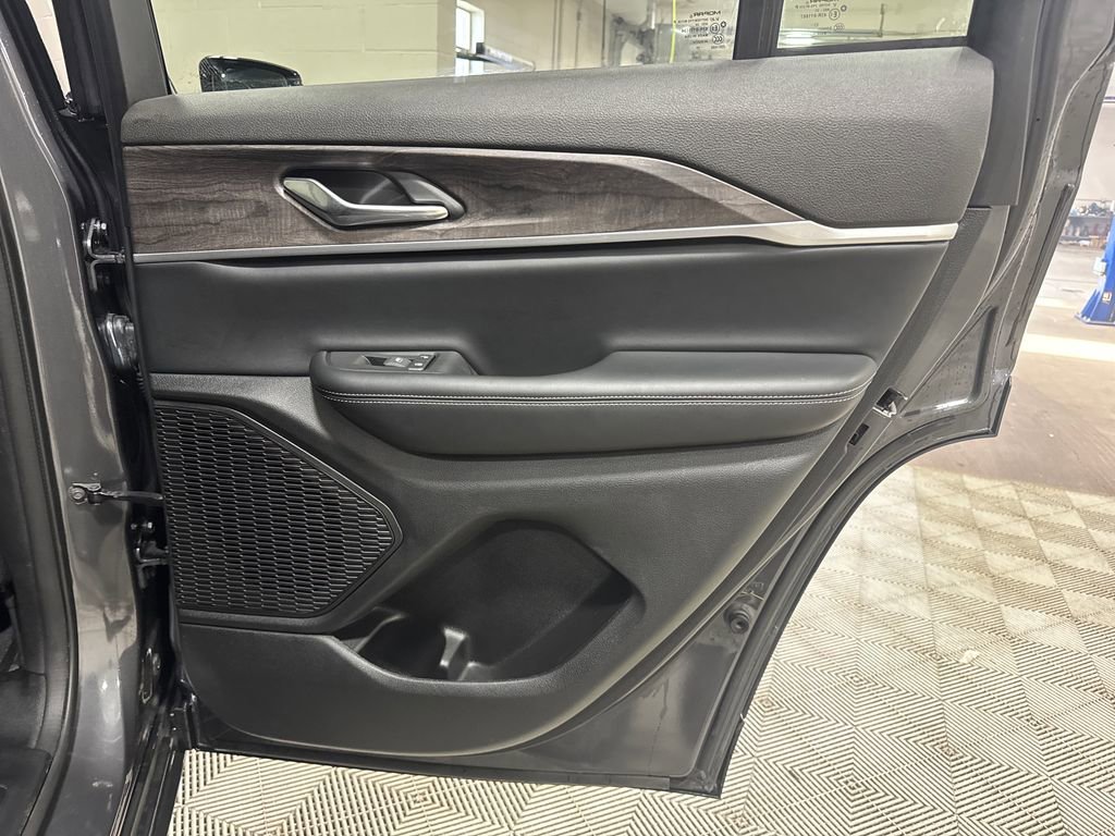 Used 2024 Jeep Grand Cherokee Limited AWD/4WD image 29