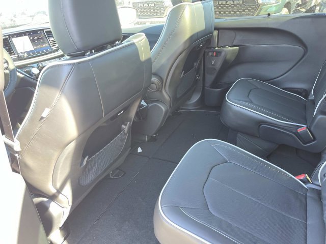 New 2027 Chrysler Pacifica Limited FWD image 17