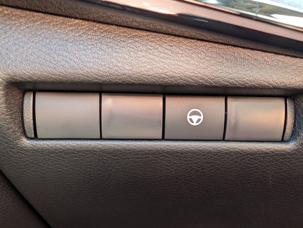 Used 2025 Nissan Kicks SR AWD/4WD image 31