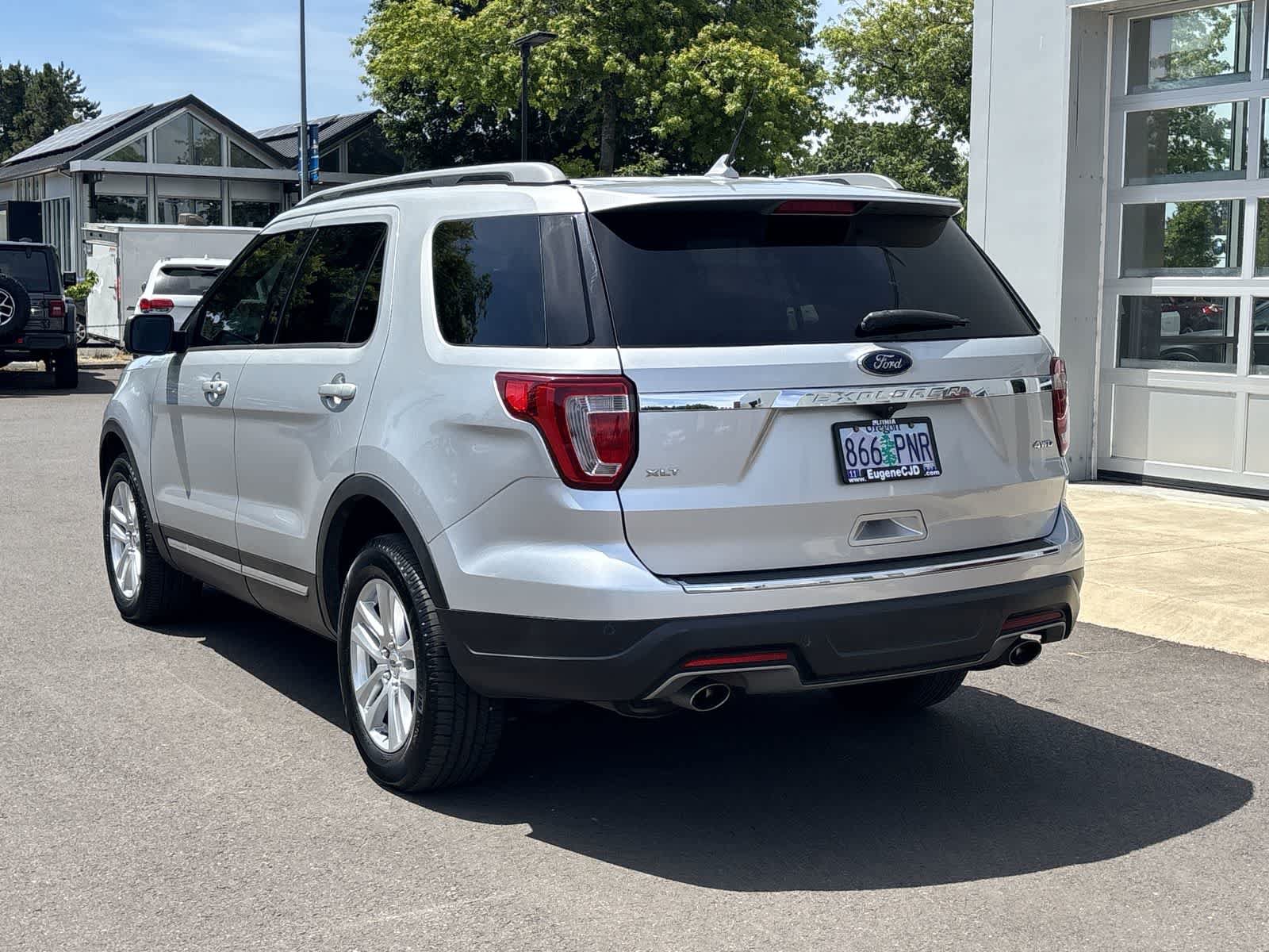 Used 2018 Ford Explorer XLT AWD/4WD image 3