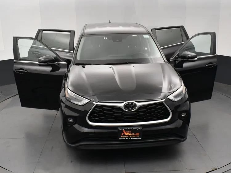 Used 2025 Toyota Highlander LE FWD image 10
