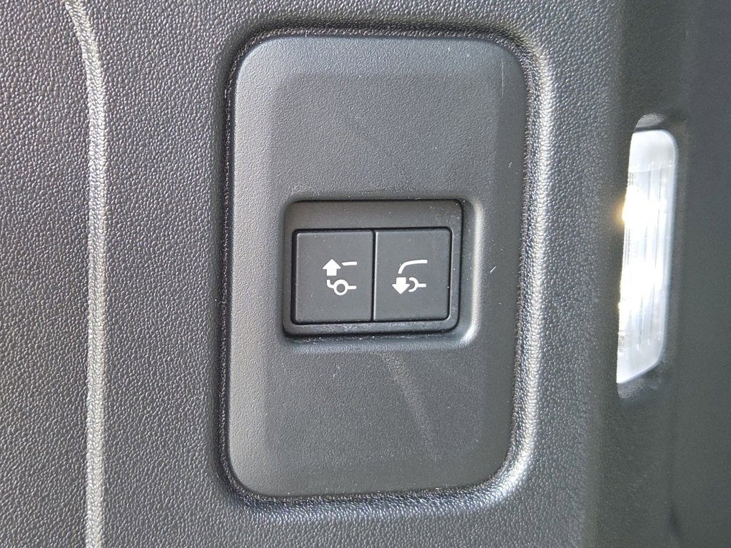 Used 2024 Land Rover Defender 110 X-Dynamic SE image 37