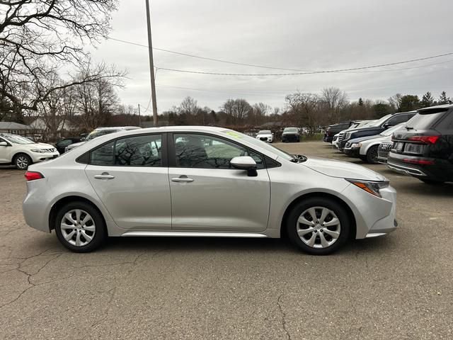 Used 2020 Toyota Corolla LE image 2
